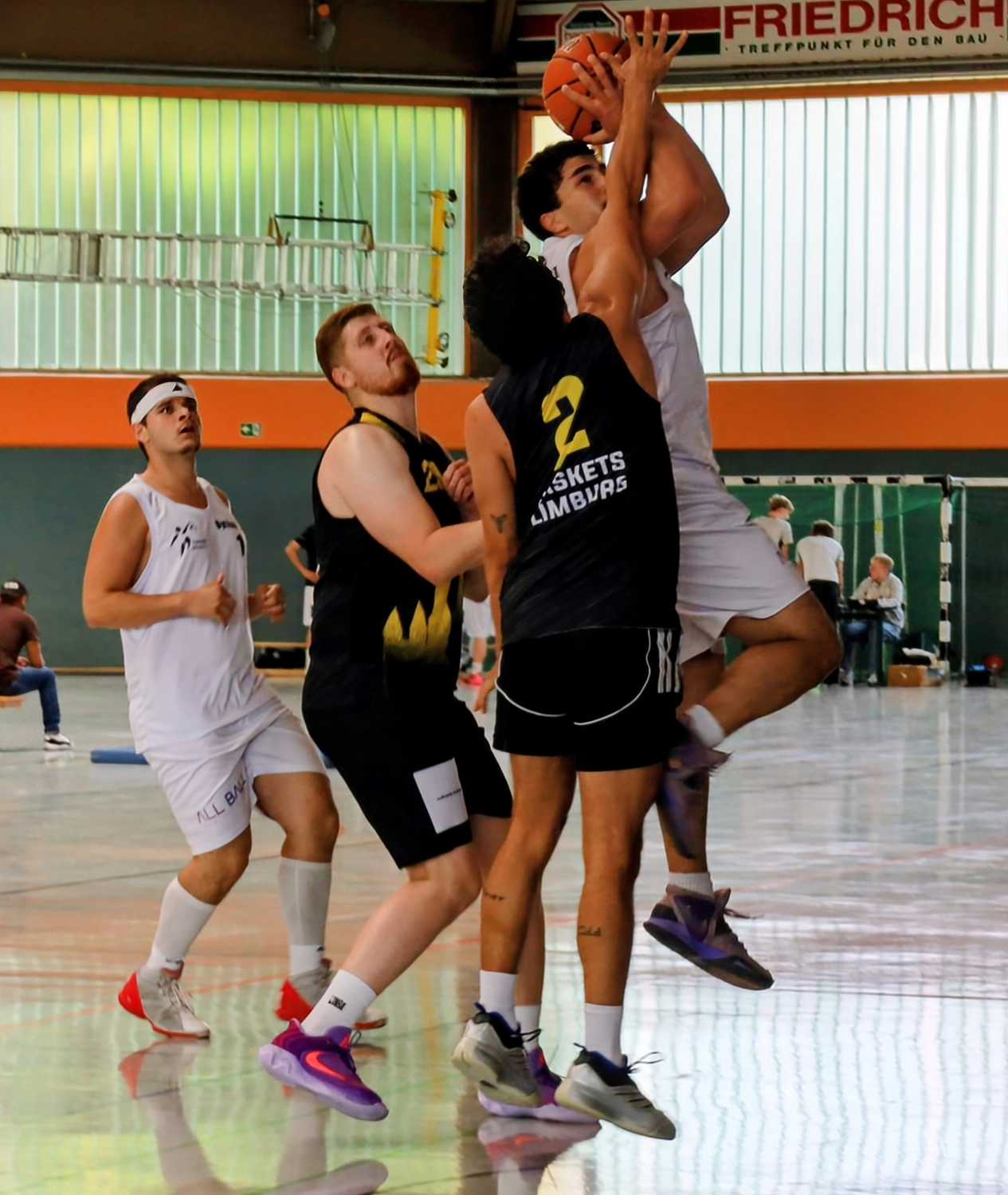 Grundschulliga Rhein-Lahn e.V. - Basketball  Sportverein - Noah mit einem perfekten Schuss.