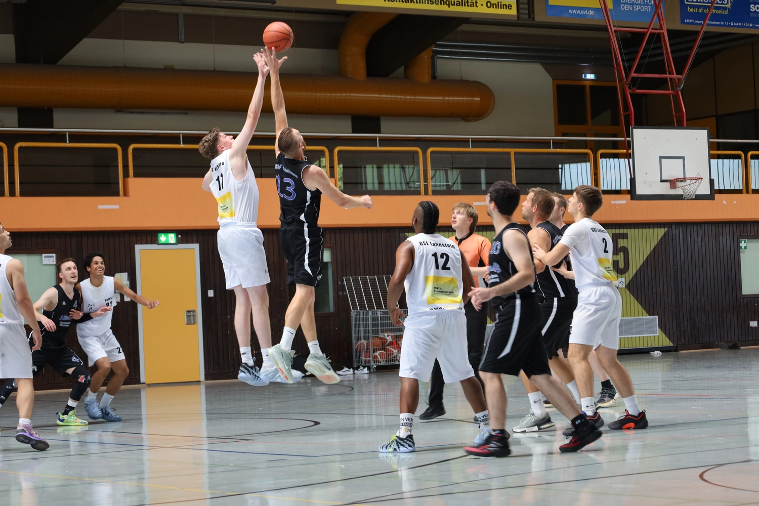 Grundschulliga Rhein-Lahn e.V. - Basketball  Sportverein - Noah mit einem perfekten Schuss.
