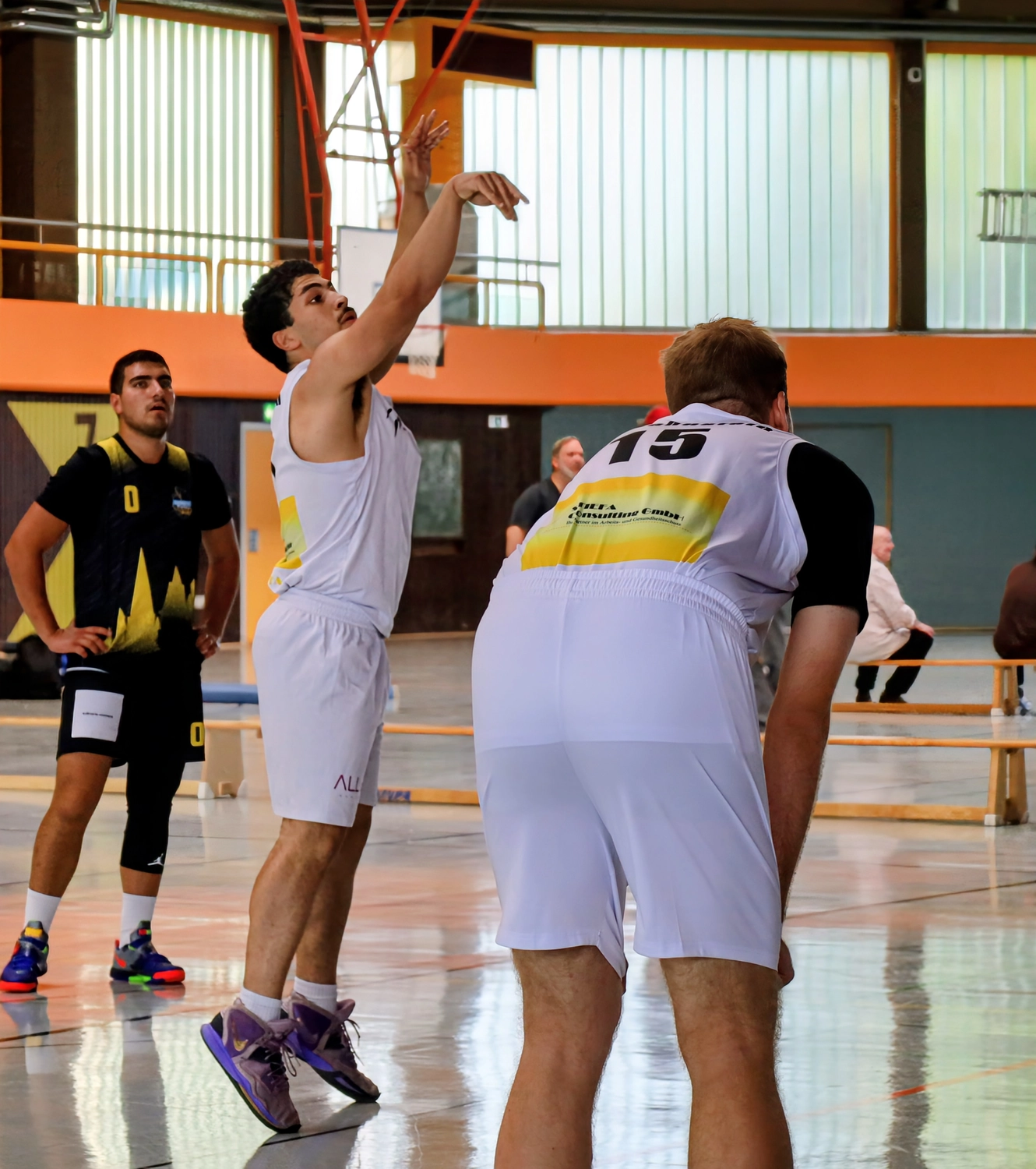 Grundschulliga Rhein-Lahn e.V. - Basketball  Sportverein - Noah mit einem perfekten Schuss.
