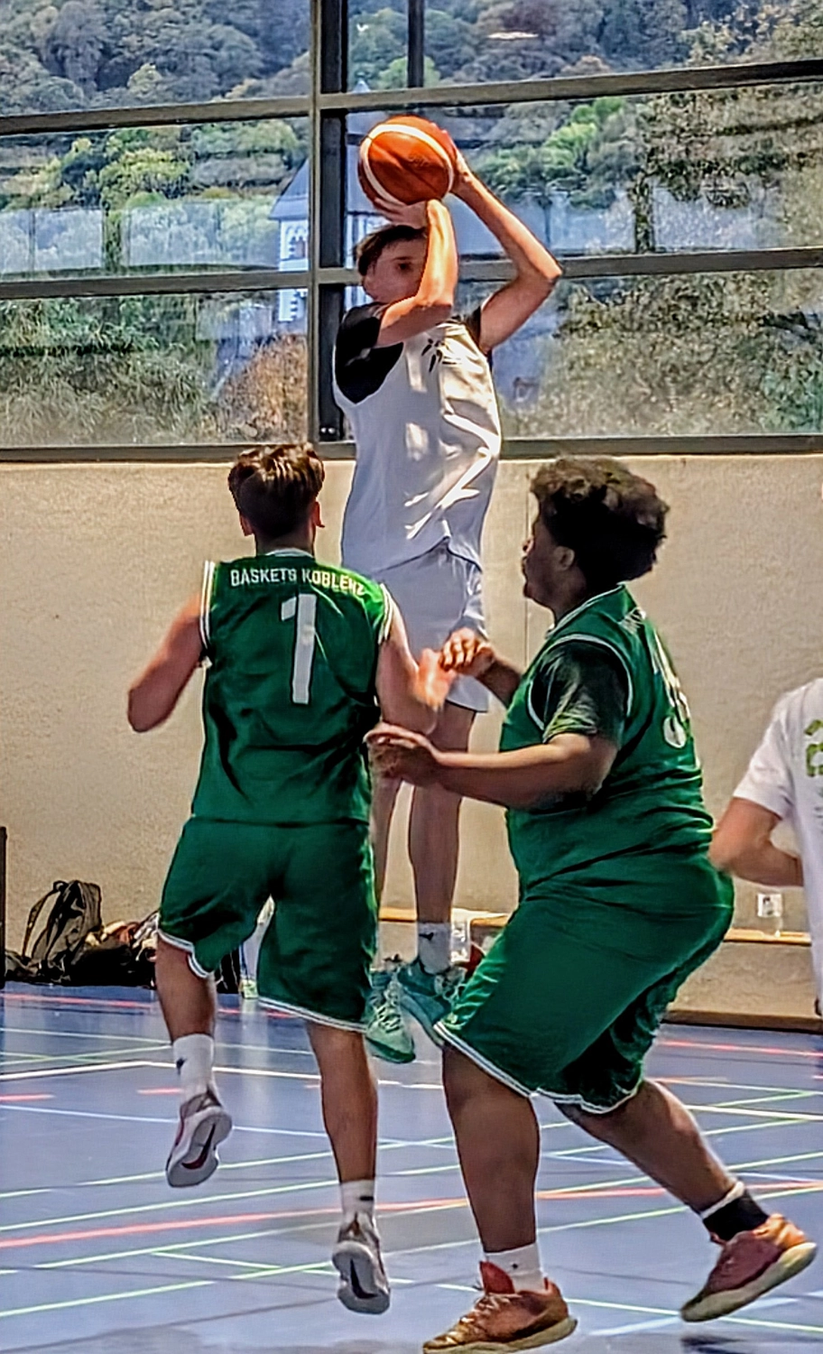 Grundschulliga Rhein-Lahn e.V. - Basketball  Sportverein - Kajus Reinen mit einem perfekten Schuss.