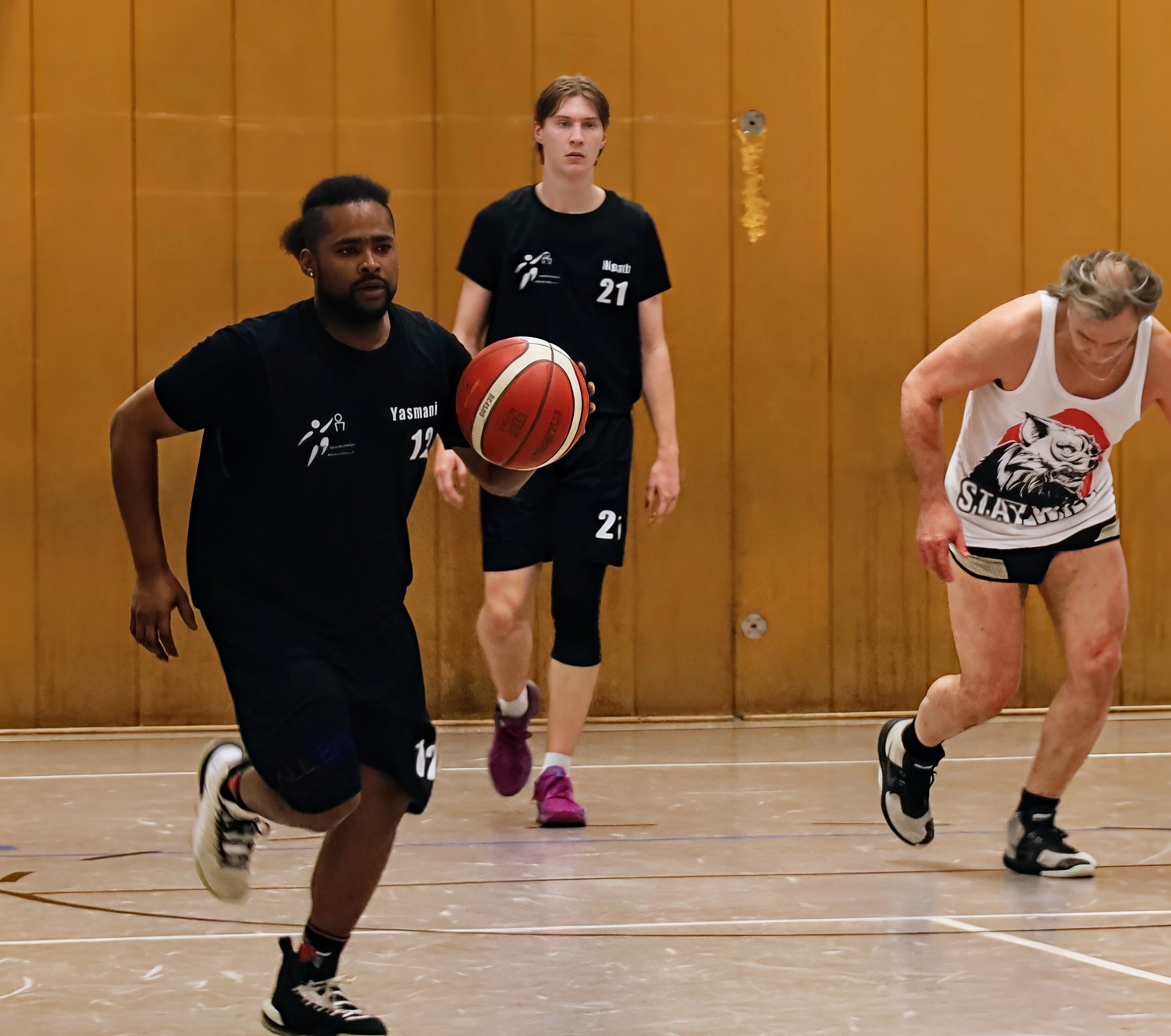 Grundschulliga Rhein-Lahn e.V. - Basketball  Sportverein - Yasmani mit einem perfekten Schuss.