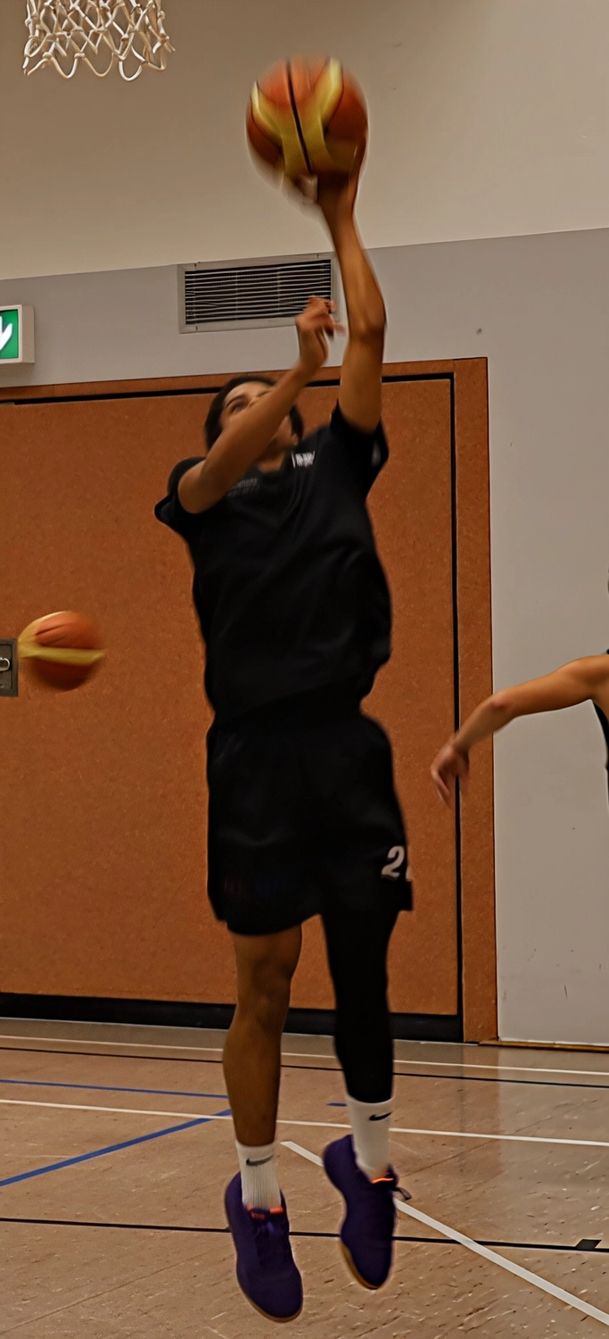 Grundschulliga Rhein-Lahn e.V. - Basketball  Sportverein - Yamal mit einem perfekten Schuss.